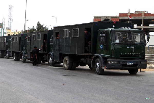 مصر: معتقلات سياسيات يشرفن على الموت داخل عربة ترحيلات 